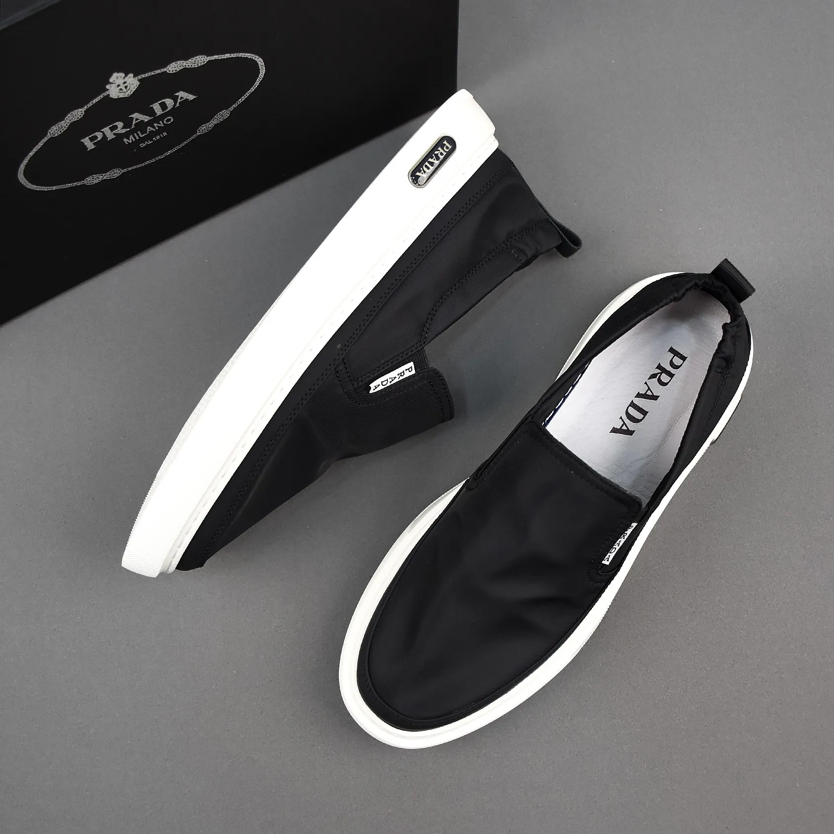 PP380❣️❣️❣️Prada breathable cloth shoes, the upper is made of comfortable and breathable fabric, and the ultra-light soft foam outsole. Men's size 39-44.